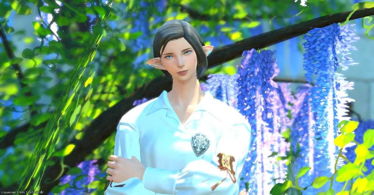 Oudine stands in a well-decorated room, dressed in a white High House justaucorps. She crosses her arms, looking pensively to the left.